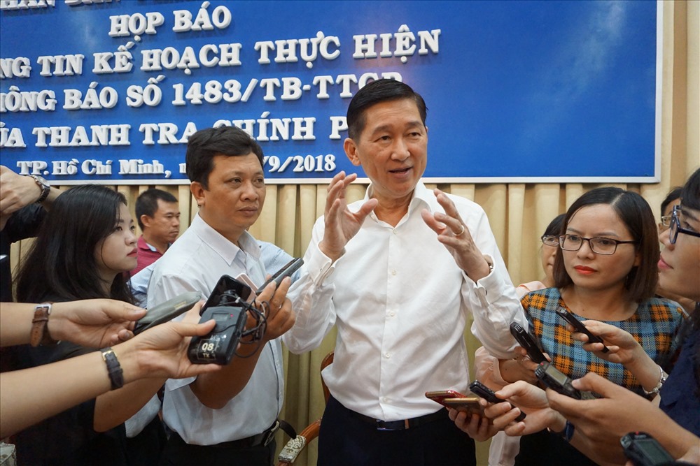 Phóng viên báo đài đặt ra các câu hỏi về Thủ Thiêm với Phó chủ tịch UBND TPHCM Trần Vĩnh Tuyến.