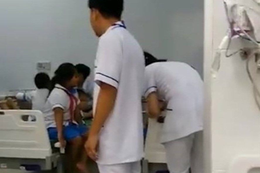 Các em học sinh được chăm sóc tại trung tâm y tế H.Tân Phú_Ảnh: N.Đ.N