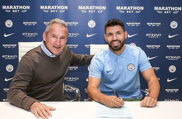 Aguero trong buổi kí hợp đồng mới. Ảnh: Getty.