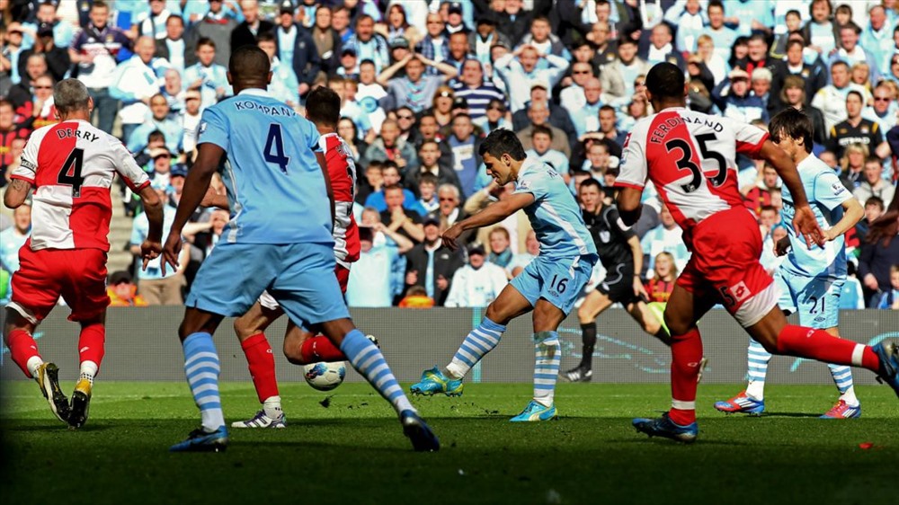 Cú sút lịch sử của Aguero. Ảnh: AS.