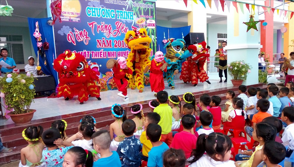 Mở đầu chương trình là màn múa lân đặc sắc thu hút nhiều em thiếu nhi thích thú.