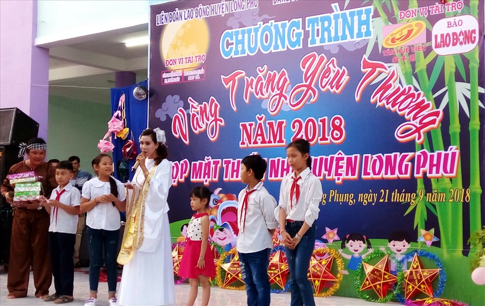 Nhiều em thiếu nhi thích thú với phần thi có thưởng
