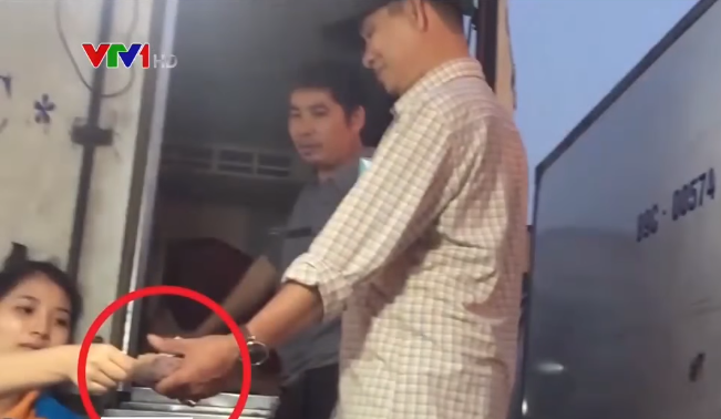 Hoạt động thu tiền bảo kê ở chợ Long Biên (Ảnh cắt từ clip)