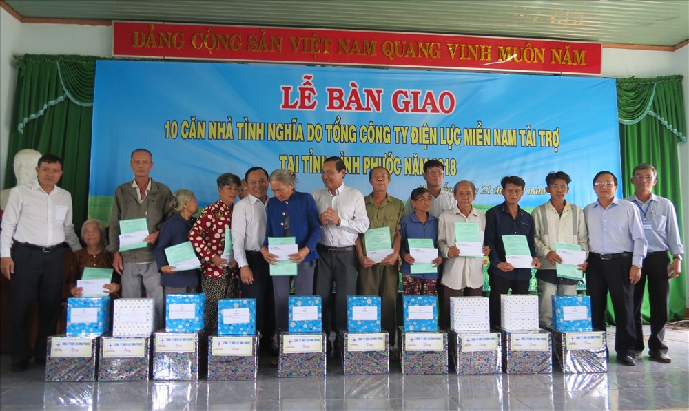 EVNSPC đã tặng 500 triệu đồng hỗ trợ 10 gia đình xây nhà mới