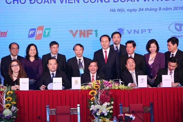 Chủ tịch Nước Trần Đại Quang (giữa ảnh) chứng kiến lễ ký kết giữa Tổng LĐLĐVN và 9 đối tác là các tập đoàn, tổng công ty, doanh nghiệp lớn về chương trình phúc lợi cho đoàn viên công đoàn và người lao động vào tháng 9.2016. Ảnh: Hải Nguyễn