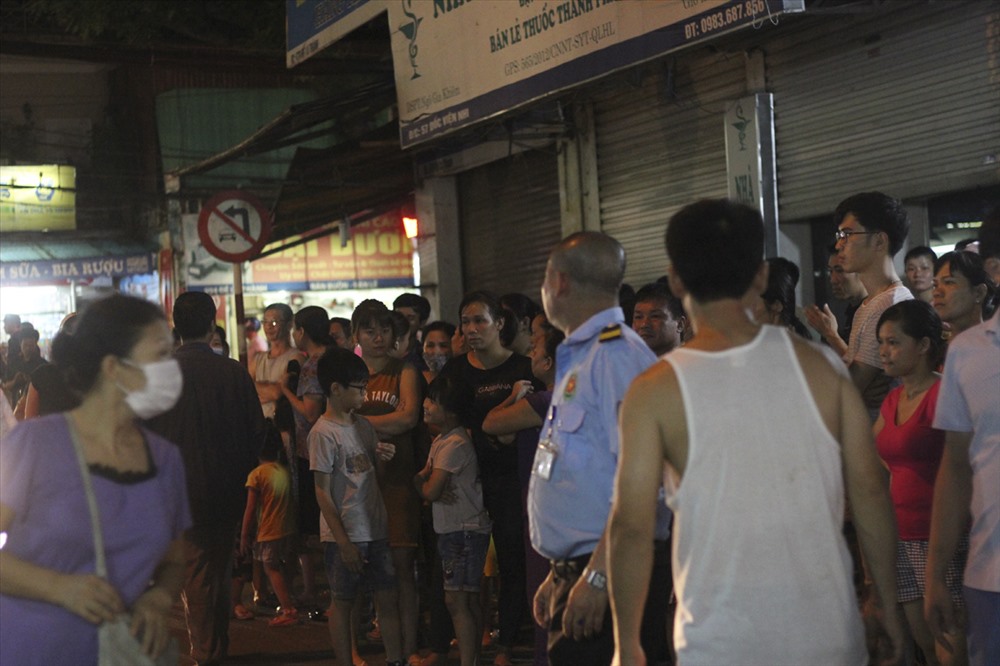 Chiều nay (21.9), người dân phát hiện có thi thể người chết bên trong hiện trường vụ cháy nhiều nhà dân trên đường Đê La Thành hôm 17.9