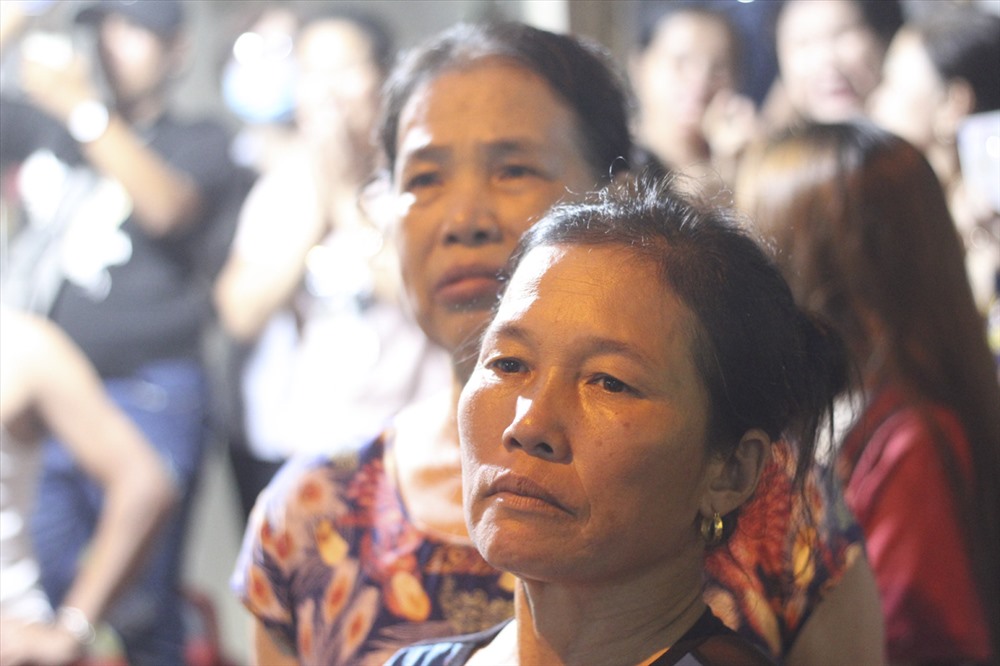 Nhiều người ngóng chờ từng phút phía bên trong hiện trường vụ việc.