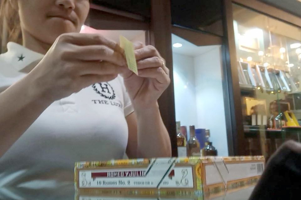 Tuy nhiên sau đó không lâu, cửa hàng này lại tiếp tục công khai chào bán xì gà các loại.