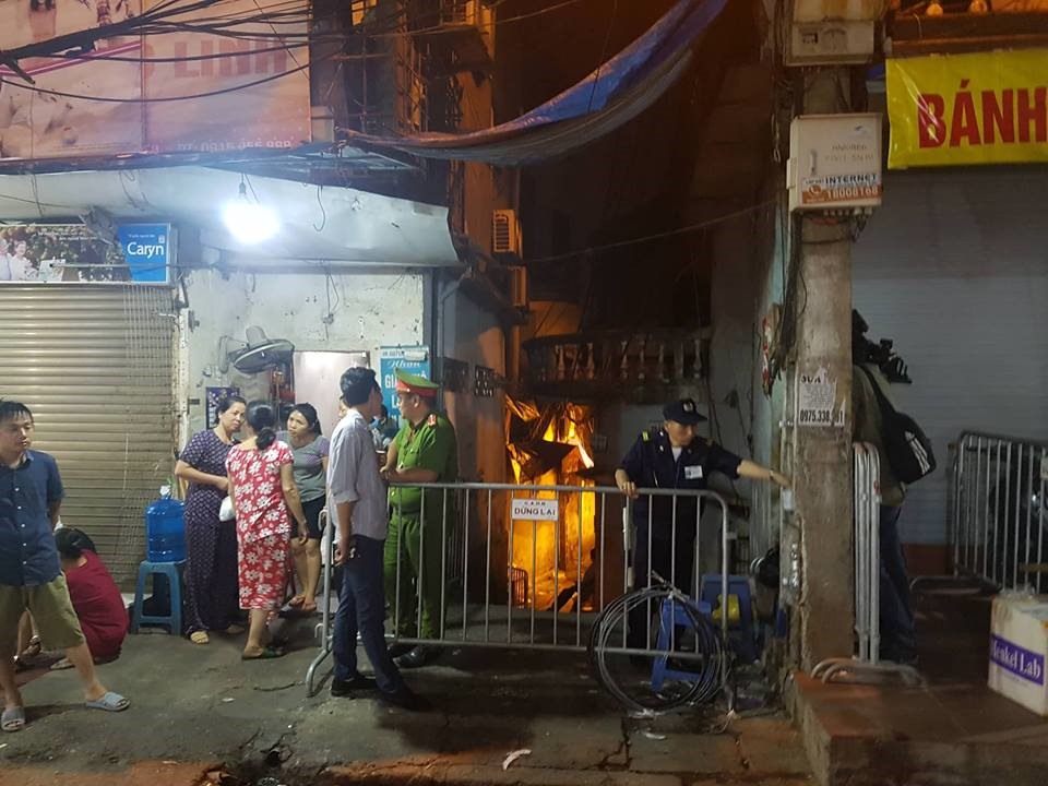 Bên ngoài hiện trường, rất đông người dân tập trung quanh khu vực, bàn tán xôn xao.