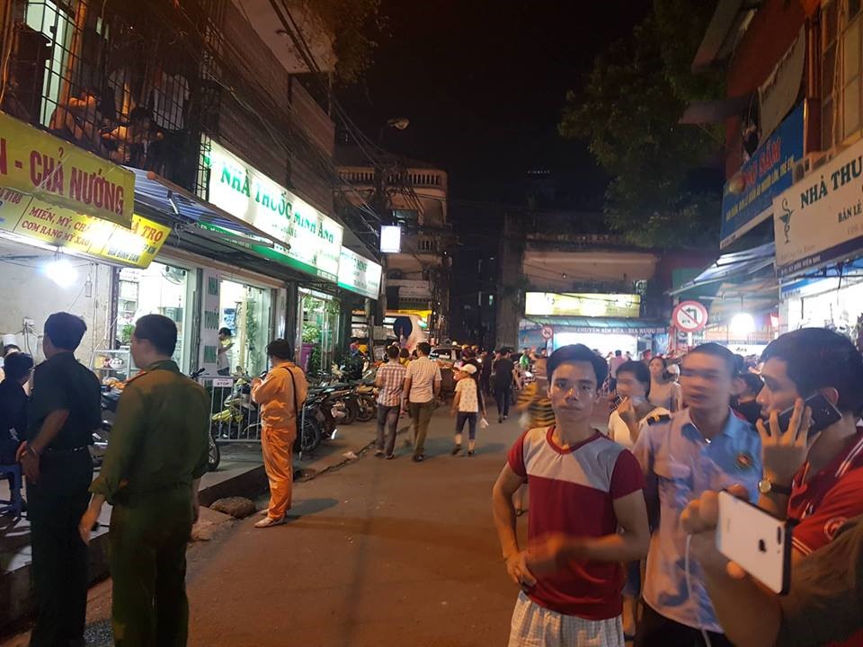 Bên ngoài hiện trường, rất đông người dân tập trung quanh khu vực, bàn tán xôn xao.
