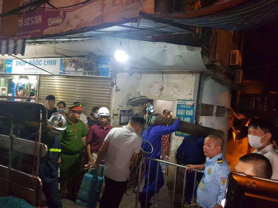 Bên ngoài hiện trường, rất đông người dân tập trung quanh khu vực, bàn tán xôn xao.