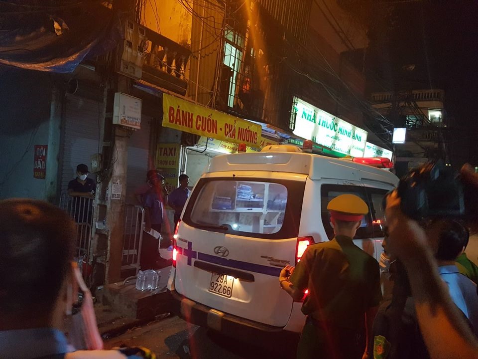 Bên ngoài hiện trường, rất đông người dân tập trung quanh khu vực, bàn tán xôn xao.