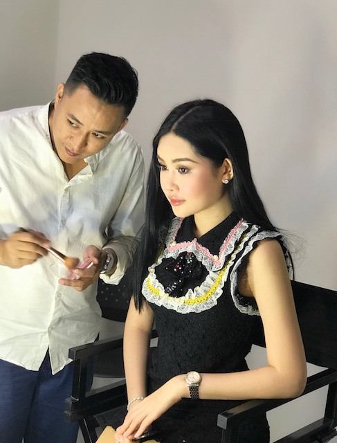 Ông Jonas Gaffud giúp Lê Âu Ngân Anh hoàn thiện các kỹ năng của một Nữ hoàng sắc đẹp.