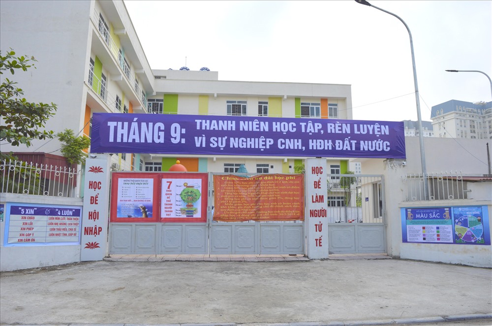 Hàng loạt các trường đang hoạt động đã bị bịt kín biển. Ảnh: HN