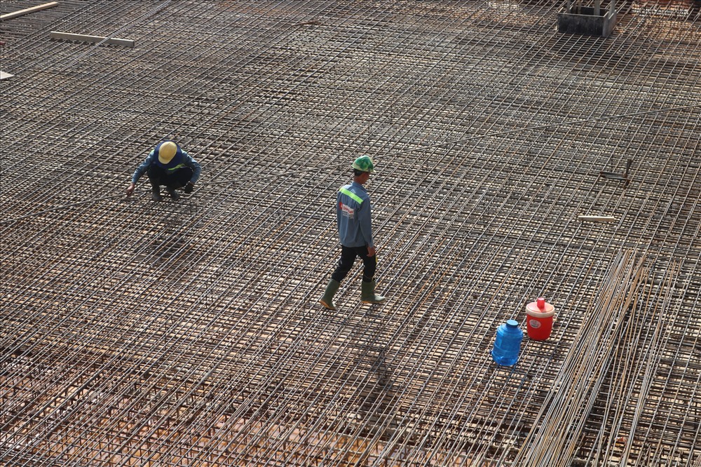 Công nhân đang đỗ dầm khu tầng hầm.