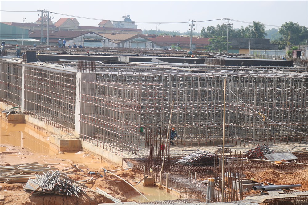 Trung tâm thương mại, rạp chiểu phim, khu ấm thực,...cũng dần hình thành.
