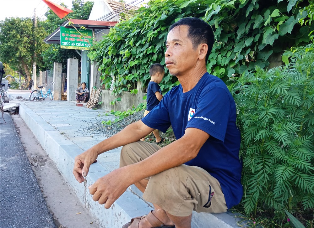 Ông Cao Hoàng Đản (SN 1955, xóm phó, công an viên xóm 13, xã Quang Thiện, hụt hẫng khi hay tin người con quê hương qua đời. Ảnh: NT
