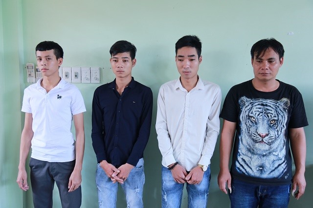 Các đối tượng chuyên cho công nhân vay nặng lãi đang bị cơ quan cảnh sát điều tra tạm giữ. Ảnh C.A Bình Dương cung cấp.
