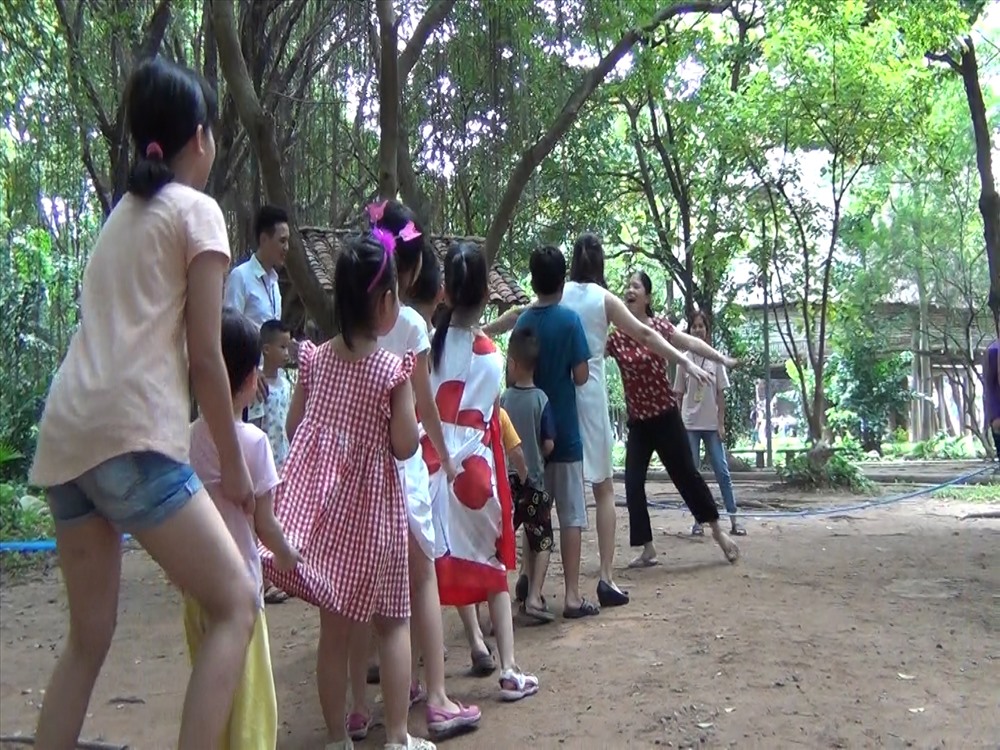 Cùng với các hoạt động trên, đến với buổi Trung thu các em nhỏ còn được chơi nhiều trò chơi cổ truyền của người Chăm, Raglai: diều hâu bắt gà con, thi đội nước, đuổi quạ, bịt mắt đập niêu, Kaiw (chạy vượt điểm)...