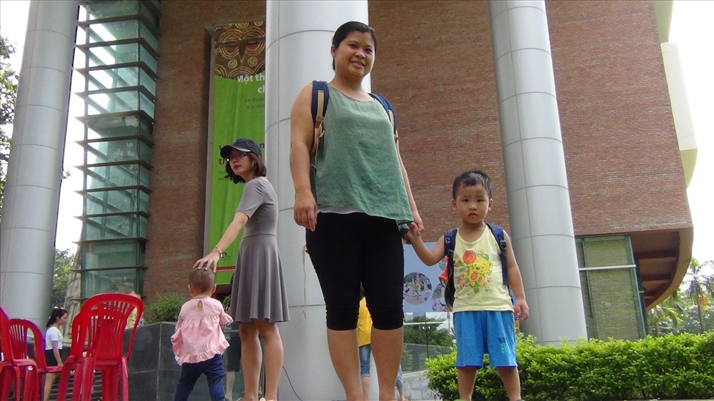 Bày tỏ cảm xúc, phụ huynh Nguyễn Phương Thảo, tôi rất thích các hoạt động truyền thống, đặc biệt lần này lại có thêm chương trình Sắc màu văn hóa Ninh Thuận. Đưa con đến đây, cháu không chỉ được chơi, làm đồ chơi truyền thống mà còn được tiếp xúc với văn hóa Chăm - những thứ mà không phải lúc nào Hà Nội cũng có.