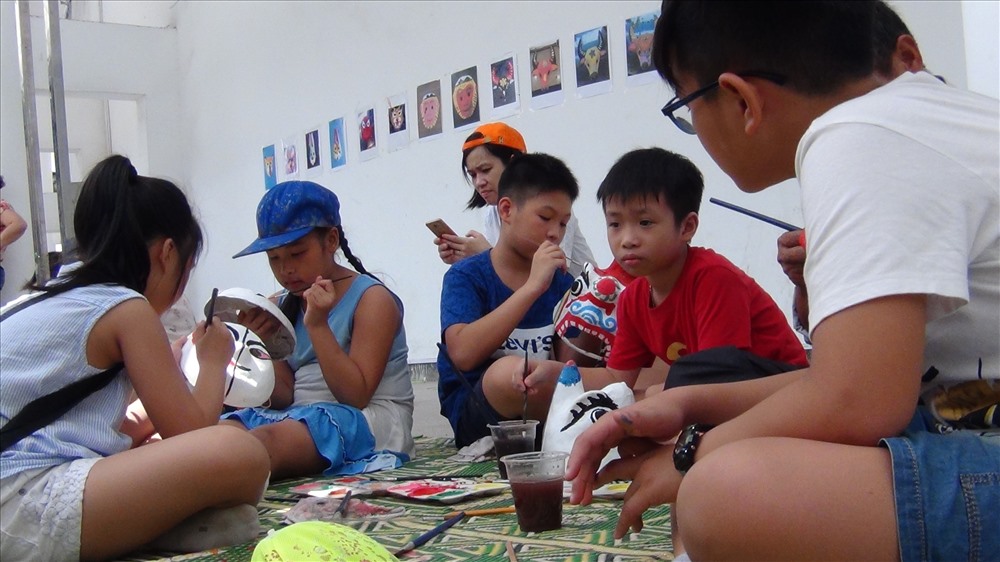 Gian hướng dẫn làm mặt nạ bằng giấy bồi.