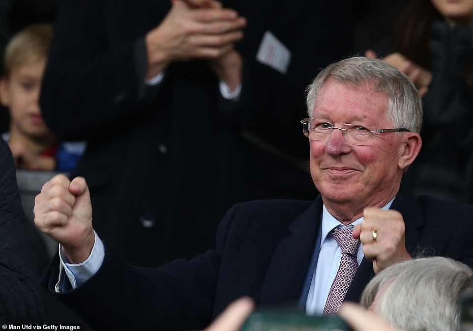 Lần đầu tiên HLV Alex Ferguson xuất hiện trước công chúng kể từ tháng 5. Ảnh: Getty Images.