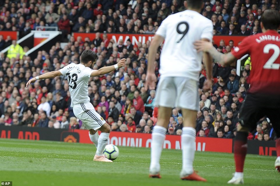 Moutinho (áo trắng bên trái) tung cú sút xa gỡ hòa 1-1. Ảnh: AP.