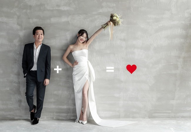 Chính vì hiểu rõ cặp đôi, một người thích sự đơn giản, tinh tế, một người thì hóm hỉnh, dễ thương, nên khi lên ý tưởng concept chụp ảnh, tôi đã chọn tông màu trắng chủ đạo và thực hiện bộ ảnh trong không gian tao nhã tại studio. Nhã Phương có 3 chiếc váy cưới trắng tinh khôi cho hôn lễ của đời mình“.