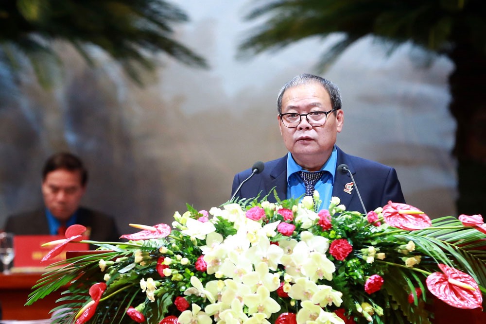 đồng chí Mai Đức Chính – Phó Chủ tịch TLĐLĐVN khóa XI trình bày dự thảo chương trình Đại hội XII Công đoàn Việt Nam và quy chế làm việc của Đại hội.
