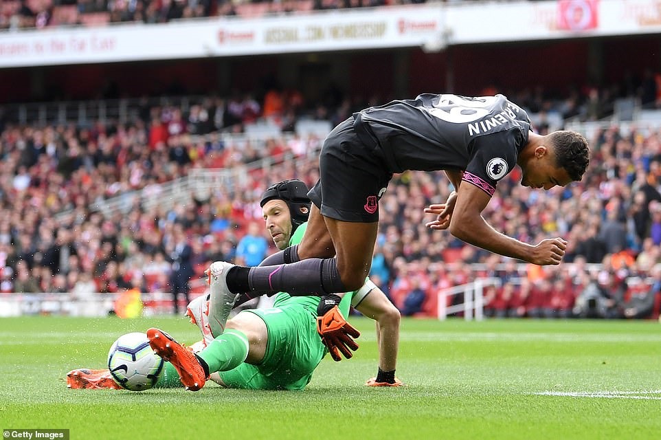 Petr Cech (áo xanh) ngăn cản nỗ lực ghi bàn của Calvert-Lewin ở đầu trận. Ảnh: Getty Images.