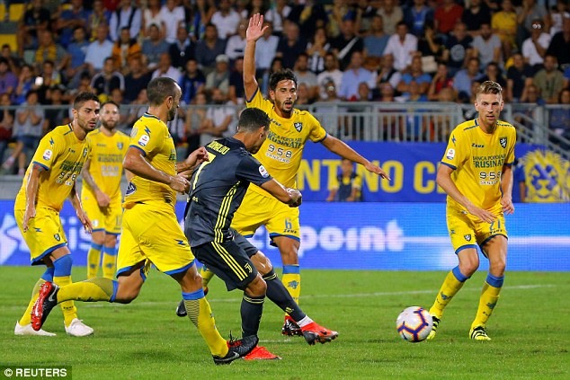 Pha mở tỉ số của Ronaldo giúp người hâm mộ Juve cởi lòng. Ảnh: Reuters.