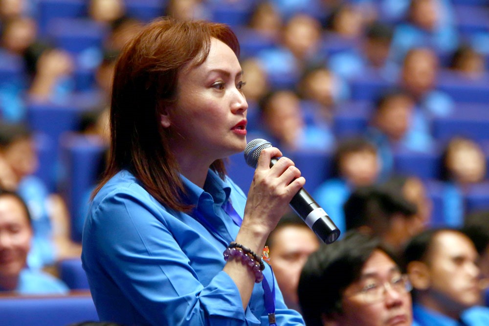 Bà Nghiêm Thuỳ Lan - Chủ tịch Công đoàn Dầu khí đặt câu hỏi tại diễn đàn. Ảnh: Hải Nguyễn