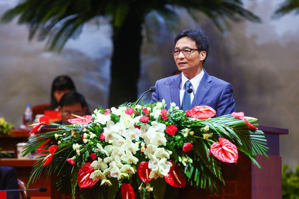 Phó Thủ tướng Chính phủ Vũ Đức Đam trả lời câu hỏi về cuộc Cách mạng Công nghiệp 4.0.