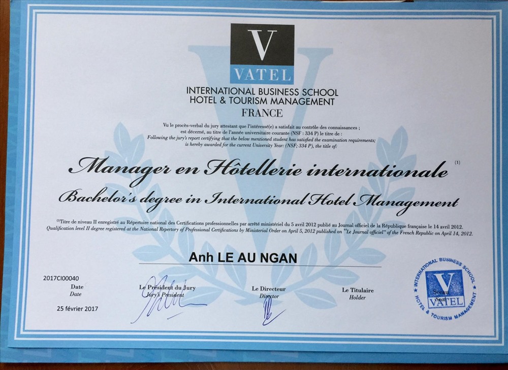 Với số điểm bài Luận án tốt nghiệp cao thứ 2 khoa đạt 18/20 điểm, Ngân Anh đã lấy bằng
Cử nhân đại học và tiếp tục chương trình Thạc sĩ tại trường Salford Manchester (Vương quốc Anh). Ảnh: FBNV