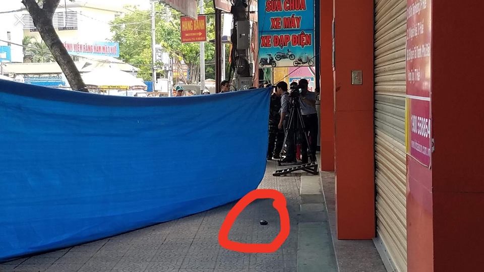 Vật thể nghi là lựu đạn. Ảnh: PĐ.