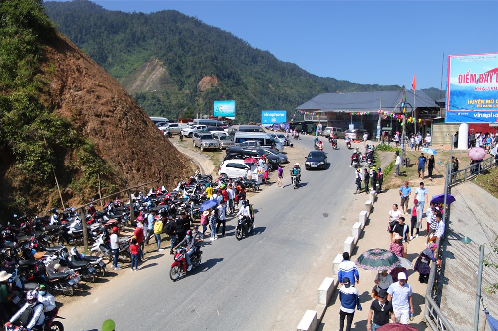 Đỉnh Khau Phạ tấp nập người ngược xuôi. Ảnh. Đinh Huy