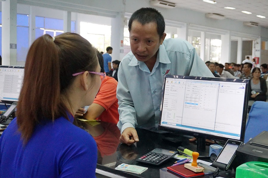 Hành khách mua vé tàu ở ga Sài Gòn. Ảnh: MINH QUÂN