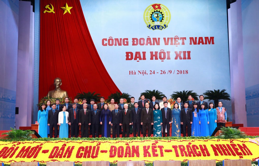 Lãnh đạo Đảng, Nhà nước và Chính phủ chụp ảnh cùng Đoàn Chủ tịch Tổng Liên đoàn Lao động Việt Nam. Ảnh: Hải Nguyễn.