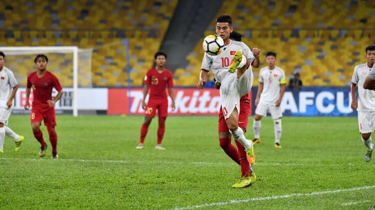 U16 Việt Nam (áo trắng) buộc phải hạ U16 Iran ở lượt đấu cuối mới có thể vào tứ kết. Ảnh: AFC