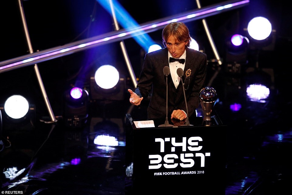 Modric phát biểu sau khi nhận giải. Ảnh: Reuters.