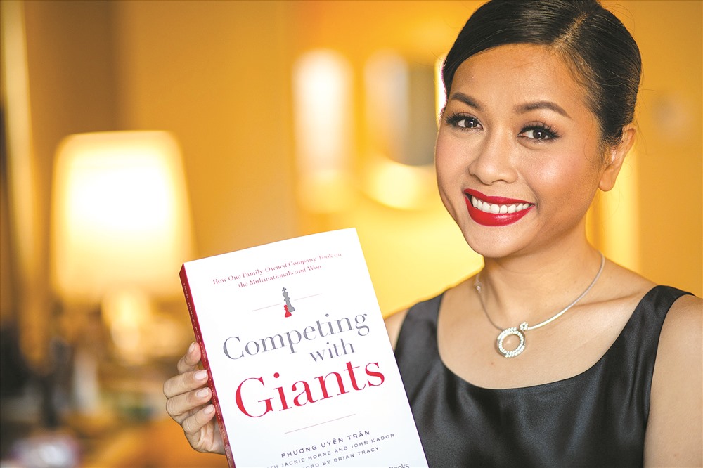 “Competing with Giants” của tác giả Trần Uyên Phương đang sốt trong giới doanh nhân Việt.