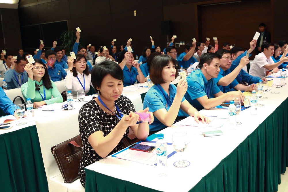 161/161 (100%) đại biểu biểu quyết đồng ý và đã bầu ra các chức danh Chủ tịch, Phó Chủ tịch, bầu UBKT gồm 16 đồng chí và bầu Chủ nhiệm UBKT Tổng LĐLĐVN khóa XII. Ảnh: Hải Nguyễn.