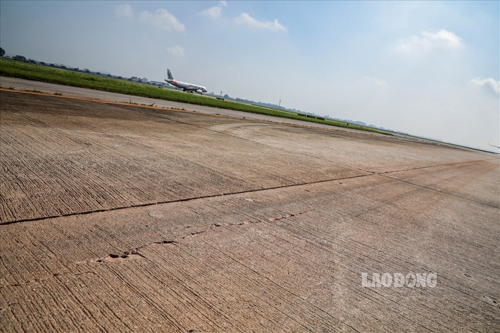 Đường băng 1B có hiện tượng nước bị xâm nhập ở dưới bề mặt bê tông dẫn đến tình trạng phụt bùn mỗi khi có mưa.