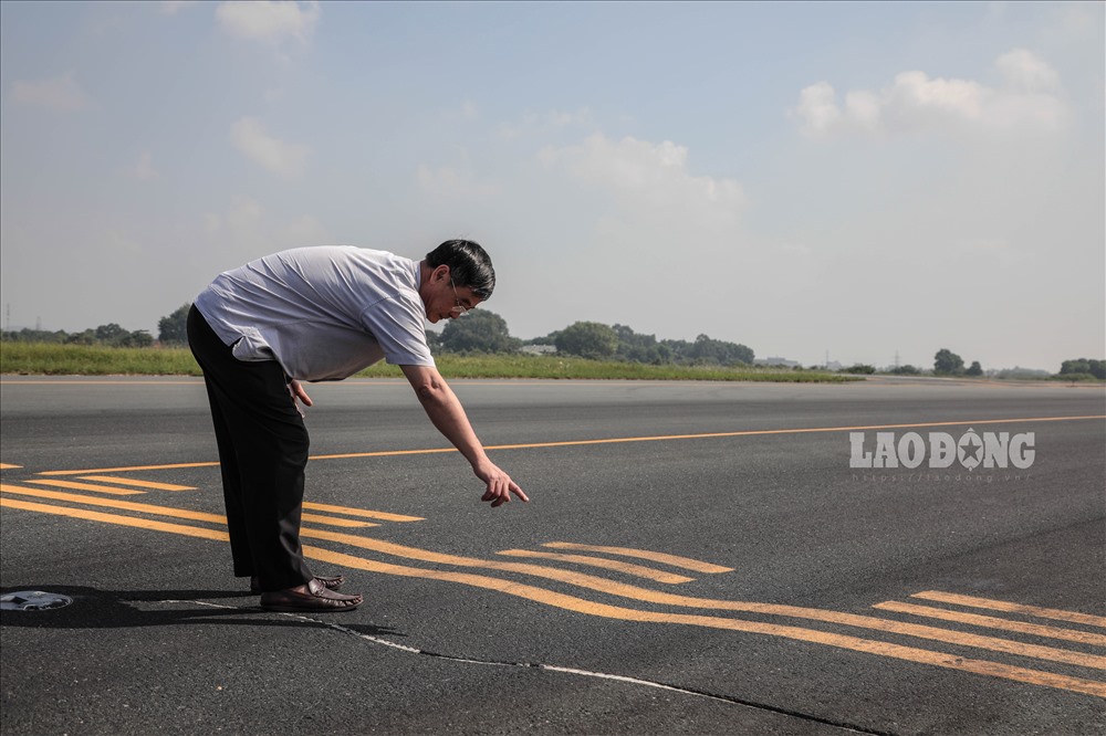 đường băng này đã đưa vào khai thác 12 năm và ban đầu xây dựng để đáp ứng cho tàu bay 747 trở xuống với tần suất bay khoảng 10.500 lượt cất hạ cánh trong 20 năm. Tuy nhiên, hiện nay tần suất bay ngày càng tăng và đến hết tháng 4/2018, tổng số lần cất hạ cánh trên đường băng này đã lên 284.200.