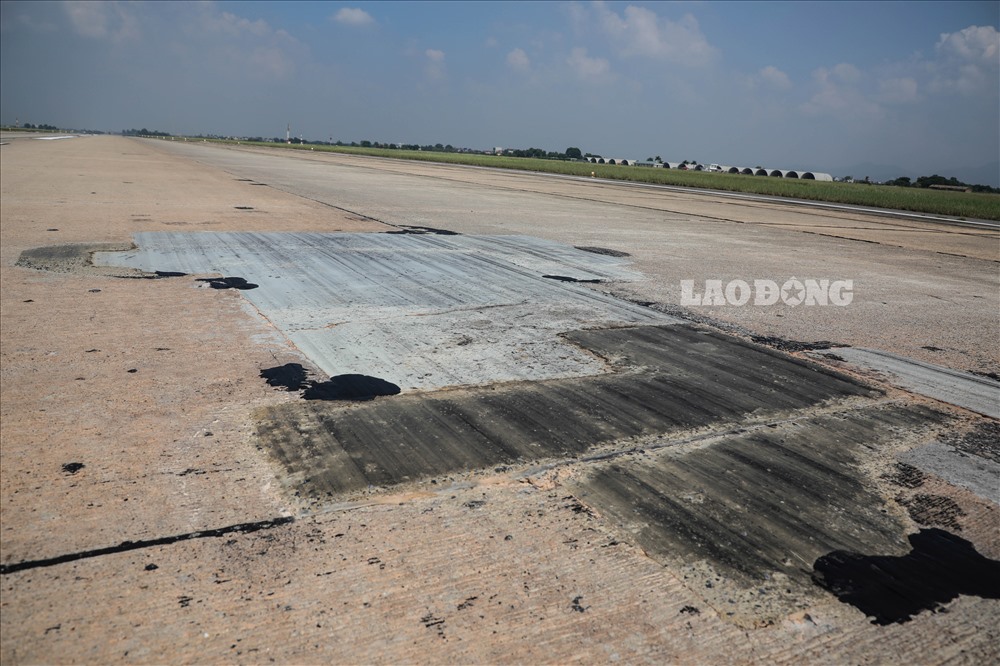 Còn đường băng 1A đã được xây dựng chất lượng khá tốt và mới sửa chữa nâng cấp lại bằng cách đổ thêm 1 lớp polime, vật liệu đặc biệt lên bề mặt bê tông nên bề mặt đường băng hiện nay đảm bảo an toàn khai thác tốt.