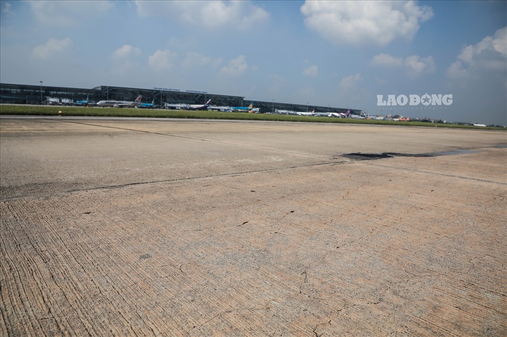 Có những điểm vừa làm xong 1 tuần đã lại nứt và cứ thế làm đi làm lại. Hiện tình trạng nứt vỡ trên đường băng 1B là tương đối nhiều và thời điểm hiện nay tốc độ nứt vỡ ở góc tấm rất nhanh.