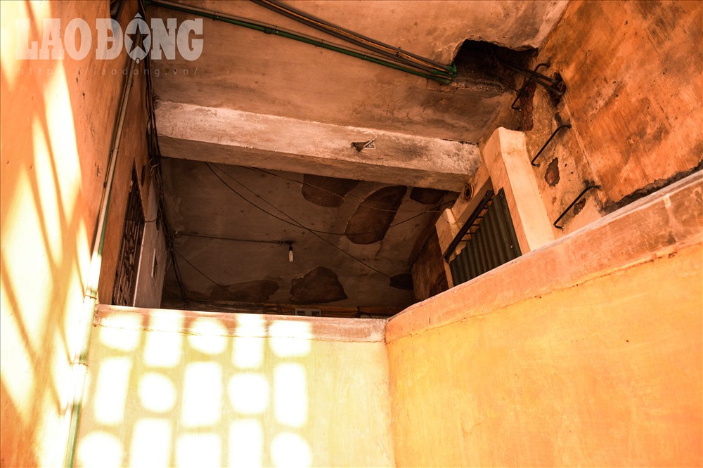 Các vết nứt xuất hiện chi chít dọc các khoảng tường giữa chung cư. Nhiều mảng vữa bong tróc, trơ cả khung dầm. Đặc biệt, nóc 2 đơn nguyên A và B đã bị sụt lún, tách nhau gần 1m.