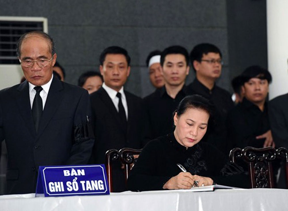 Chủ tịch Quốc hội Nguyễn Thị Kim Ngân xúc động ghi sổ tang.