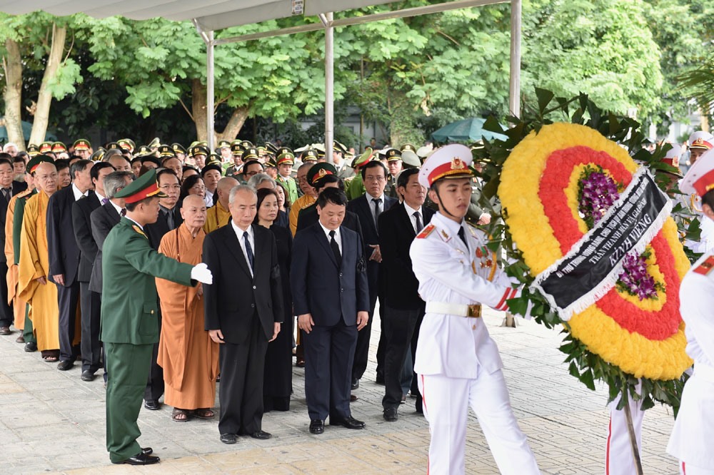 Đoàn Ủy ban Trung ương Mặt trận Tổ quốc Việt Nam vào viếng và chia buồn cùng gia quyến.