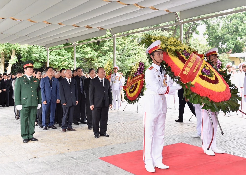Đoàn Chính phủ nước CHXHCN Việt Nam do đồng chí Nguyễn Xuân Phúc, Ủy viên Bộ Chính trị, Thủ tướng Chính phủ làm trưởng đoàn vào viếng đồng chí Chủ tịch nước Trần Đại Quang. Vòng hoa của Đoàn Chính phủ nước CHXHCN Việt Nam có dòng chữ Vô cùng thương tiếc đồng chí Trần Đại Quang.